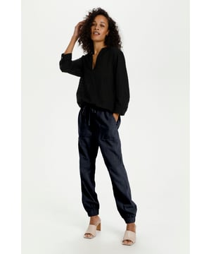 Relaxed fit,Regular taille,Enkel lengte  Wassen op 30°, niet bleken, drogen in droger behoedzaam, Druipnat ophangen in de schaduw, warm strijken max. 150° C, Droogreiniging  100% Katoen