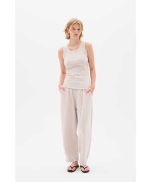 Relaxed fit,Normale Taille mit tiefem Schnitt,Knöchellänge,Carrot leg  Schonwäsche 30°, Nicht bleichen, Nicht im Trockner trocknen, Liegend trocken., Kalt bügeln max. 110° C, Trockenreinigung  51% Modal (TENCEL™),42% Polyester,7% Elasthan
