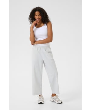 Relaxed fit,Hohe Taille,Knöchellänge,Weite leg  30° waschbar, Nicht bleichen, Trocknen im Trockner schonend, Tropnass aufhängen im Schatten, Warm bügeln max. 150° C, Trockenreinigung  100% Baumwolle