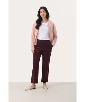 Classic fit,Regular taille,Enkel lengte,Straight  Wassen op 30°, niet bleken, niet in de droger drogen, Druipnat ophangen in de schaduw, warm strijken max. 150° C,   83% Katoen,15% Viscose,2% Elastaan