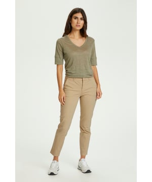 Regular fit,Regular taille,Lengte net boven de enkel,Straight  Wassen op 30°, niet bleken, niet in de droger drogen, Druipnat ophangen in de schaduw, warm strijken max. 150° C, Chemisch laten reinigen.  98% Katoen,2% Elastaan