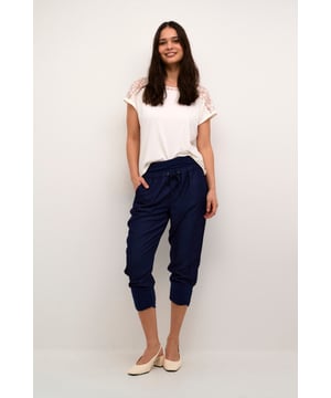 Loose fit,Elastische taille,6/8 lengte,Straight  Wassen op 30°, niet bleken, niet in de droger drogen, Druipnat ophangen in de schaduw, koud strijken max. 110° C,.  68% Viscose,32% Polyester