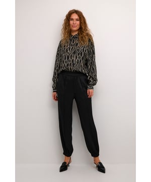 Loose fit,Enkel lengte,Straight  Wassen op 30°, niet bleken, niet in de droger drogen, Druipnat ophangen in de schaduw, koud strijken max. 110° C, Droogreiniging  100% Polyester