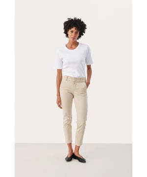 Regular fit,Regular taille,Lengte net boven de enkel,Straight  Wassen op 30°, niet bleken, niet in de droger drogen, Druipnat ophangen in de schaduw, warm strijken max. 150° C, Chemisch laten reinigen.  98% Katoen,2% Elastaan