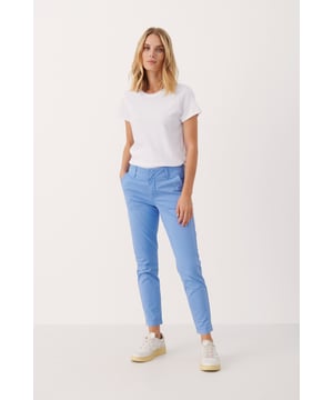 Regular fit,Regular taille,Lengte net boven de enkel,Straight  Wassen op 30°, niet bleken, niet in de droger drogen, Druipnat ophangen in de schaduw, warm strijken max. 150° C, Chemisch laten reinigen.  98% Katoen,2% Elastaan