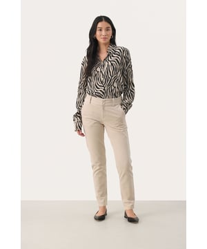 Regular fit,Regular taille,Lengte net boven de enkel,Straight  Wassen op 30°, niet bleken, niet in de droger drogen, Druipnat ophangen in de schaduw, warm strijken max. 150° C, Droogreiniging  97% Katoen,3% Elastaan
