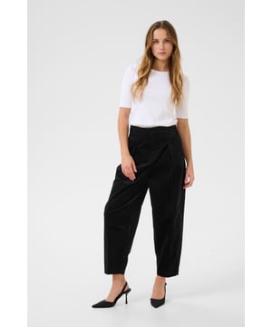 Classic fit,Mittlere Taille  Schonwäsche 30°, Nicht bleichen, Trocknen im Trockner schonend, Tropnass aufhängen, Kalt bügeln max. 110° C, Trockenreinigung  98% Baumwolle,2% Elasthan