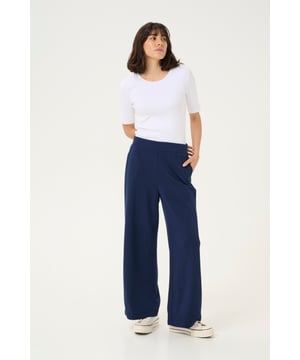 Regular fit,Lang,Weite leg  Schonwäsche 30°, Nicht bleichen, Nicht im Trockner trocknen, Tropnass aufhängen im Schatten, Warm bügeln max. 150° C, Trockenreinigung  50% Polyester,45% Viskose,5% Elasthan