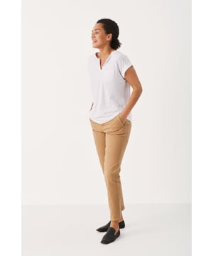 Regular fit,Regular taille,Lengte net boven de enkel,Straight  Wassen op 30°, niet bleken, niet in de droger drogen, Druipnat ophangen in de schaduw, warm strijken max. 150° C, Chemisch laten reinigen.  98% Katoen,2% Elastaan