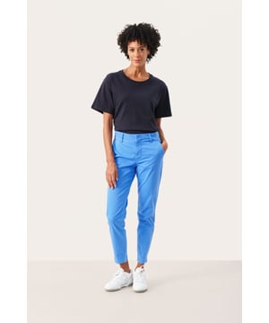 Regular fit,Regular taille,Lengte net boven de enkel,Straight  Wassen op 30°, niet bleken, niet in de droger drogen, Druipnat ophangen in de schaduw, warm strijken max. 150° C, Chemisch laten reinigen.  98% Katoen,2% Elastaan