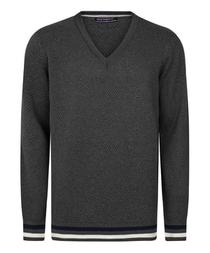 Entdecken Sie die perfekte Kombination aus Stil und Komfort mit dem Felix Hardy Herren V-Ausschnitt Pullover. Hergestellt aus 100% Baumwolle, garantiert er Weichheit und Atmungsaktivität für ganztägigen Tragekomfort. Der Pullover präsentiert sich in einem modernen, geraden Schnitt, der vielseitig für verschiedene Anlässe ist. Ideal für lässige und Büroumgebungen lässt er sich mühelos mit Jeans oder Shorts für einen entspannten Look kombinieren oder kann über einer Jacke für ein gepflegteres Erscheinungsbild getragen werden. Erhältlich in einer Vielzahl von Farben ist dieser Pullover maschinenwaschbar für eine einfache Pflege. Entworfen in der Türkei mit Fokus auf Qualitätshandwerk, ist der Felix Hardy V-Ausschnitt Pullover ein unverzichtbares Kleidungsstück, das Praktikabilität mit zeitlosem Stil vereint.