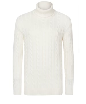 Treten Sie in zeitlosen Stil mit dem Herren-Rollkragenpullover mit Zopfmuster von Felix Hardy. Das klassische Zopfmuster erhöht seine Vielseitigkeit und verleiht Ihrer Garderobe einen Hauch von Raffinesse. Perfekt für verschiedene Anlässe, egal ob Sie sich für kühleres Wetter kleiden oder legere Eleganz suchen, dieser Pullover bietet sowohl Wärme als auch Stil. Kombinieren Sie ihn mühelos mit Jeans oder Chinos für einen entspannten, aber dennoch anspruchsvollen Look, oder tragen Sie ihn über einem Hemd oder T-Shirt für zusätzlichen Komfort und ein stilvolles Erscheinungsbild. Erhältlich in einer Vielzahl von Farben, um Ihre persönlichen Vorlieben zu erfüllen, und einfach zu pflegen durch maschinenwaschbare Eigenschaften.