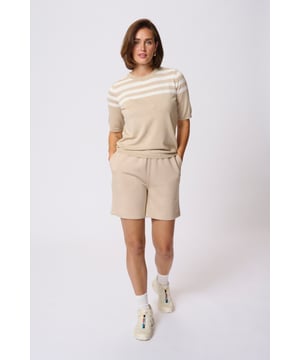 Dieses Damen-Stricktop mit Streifen hat einen lockeren Schnitt, halbe Ärmel und einen klassischen Rundhalsausschnitt. Weiches Material sorgt für hohen Tragekomfort im Alltag.  Schonwäsche 30°, Nicht bleichen, Nicht im Trockner trocknen, Liegend trocken im Schatten, Kalt bügeln max. 110° C, Trockenreinigung  80% Viskose,20% Nylon