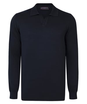 Entdecken Sie die perfekte Kombination aus Eleganz und Komfort mit Felix Hardys Herren-Polokragen Langarm Pullover. Hergestellt aus hochwertiger 100% Baumwolle, garantiert er ein natürliches und angenehmes Tragegefühl. Das knopflose Design und der klassische Polokragen bieten einen raffinierten und zeitlosen Look, der für verschiedene Anlässe geeignet ist. Dieser Pullover zeichnet sich durch ein schlichtes Modell aus, das seine Vielseitigkeit unterstreicht und ihn zur idealen Wahl für den täglichen Gebrauch macht. Er lässt sich mühelos mit Jeans, Hosen oder Chinos kombinieren und bietet Komfort und Stilvielfalt. Erhältlich in verschiedenen Farboptionen, berücksichtigt er individuelle Vorlieben und ergänzt saisonale Übergänge vom Frühling bis zu kühleren Sommer- und Herbsttagen. Für ein lässiges Styling tragen Sie ihn einfach mit Jeans und Slippern für ein entspanntes, aber schickes Erscheinungsbild, oder kleiden Sie ihn mit Hosen und Schnürschuhen für ein gepflegteres Ensemble. In kälterem Wetter können Sie ihn mit einer Jacke für zusätzliche Wärme und Stil kombinieren. Pflegehinweise umfassen Hand- oder Maschinenwäsche in kaltem Wasser, Bügeln bei niedriger Hitze und Vermeiden von Bleiche oder chemischer Reinigung. Hergestellt mit akribischer Aufmerksamkeit für Details und Verwendung hochwertiger Materialien vereint der Felix Hardy Herren-Polokragen Langarm Pullover Raffinesse mit Komfort und macht ihn zu einem vielseitigen Garderoben-Essential für alle Jahreszeiten.