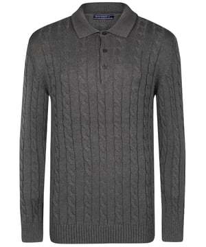 Dieses stilvolle und raffinierte Design vereint Komfort und Qualität. Ideal für die Wintersaison, sorgt seine weiche Textur und robuste Konstruktion an kalten Tagen für Wärme und macht es zu einer vielseitigen Ergänzung für jede Garderobe. Mit Blick auf die neuesten Trends gefertigt, verfügt der Pullover über ein elegantes, dickes Zopfmuster, das eine moderne und schicke Note verleiht. Der Polokragen bietet ein klassisches und vielseitiges Erscheinungsbild, während die langen Ärmel zusätzlichen Schutz und Komfort bieten. Perfekt für den täglichen Gebrauch, lässt sich der Pullover mühelos mit Jeans oder Hosen für einen smart-casual Look kombinieren. Für ein lässiges, aber raffiniertes Ensemble kombinieren Sie den Pullover mit Chinos oder Jeans. Tragen Sie ihn unter einer Jacke oder einem Mantel für zusätzliche Wärme und Stil bei kälterem Wetter. Die Pflege dieses Pullovers ist einfach, Handwäsche wird empfohlen oder Maschinenwäsche in kaltem Wasser im Schonwaschgang. Bei Bedarf auf niedriger Hitze bügeln und auf Bleichmittel und chemische Reinigung verzichten, um die Qualität zu erhalten. Der dicke Zopfmuster Herren-Polopullover mit langen Ärmeln von Felix Hardy besticht durch hochwertige Materialien und sorgfältige Verarbeitung, wodurch er zu einem unverzichtbaren Stück in Ihrer Garderobe diesen Winter wird. Bleiben Sie die ganze Saison über gemütlich und stilvoll!