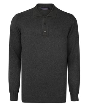 Entdecken Sie die perfekte Kombination aus Eleganz und Komfort mit Felix Hardys Herren-Polokragen Langarm Pullover. Hergestellt aus 100% Baumwolle garantiert er ein natürliches und angenehmes Tragegefühl. Das klassische Design umfasst einen geknöpften Polokragen und eine gerade Silhouette, die Vielseitigkeit in Ihre Garderobe bringt. Dieser Pullover besteht aus hochwertigem 100% Baumwollstoff, der Weichheit und Langlebigkeit bietet. Er ist für ganztägigen Komfort mit seiner flexiblen Struktur und bequemen Passform konzipiert. Ideal für den täglichen Gebrauch lässt er sich mühelos mit Jeans, Hosen oder Chinos kombinieren und ist in verschiedenen Farben erhältlich, um individuelle Vorlieben zu erfüllen. Geeignet für mehrere Jahreszeiten passt er nahtlos vom Frühling bis zu kühleren Sommer- und Herbsttagen. Für ein Styling erreichen Sie einen lässig raffinierten Look, indem Sie ihn mit Jeans und Slippern kombinieren, oder kleiden Sie ihn mit maßgeschneiderten Hosen und Schnürschuhen für ein Abendensemble. In kälterem Wetter können Sie ihn mit einer Jacke oder Mantel für zusätzliche Wärme und Stil kombinieren. Pflegehinweise umfassen Handwäsche oder Maschinenwäsche in kaltem Wasser, Bügeln bei niedriger Hitze und Vermeidung von Bleiche oder chemischer Reinigung. Hergestellt mit akribischer Aufmerksamkeit für Details und Verwendung hochwertiger Materialien vereint der Felix Hardy Herren-Polokragen Langarm Pullover Raffinesse mit Komfort und macht ihn zu einem vielseitigen Garderoben-Essential für alle Anlässe während der gesamten Saison.