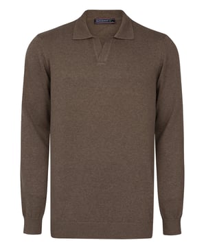 Entdecken Sie die perfekte Kombination aus Eleganz und Komfort mit Felix Hardys Herren-Polokragen Langarm Pullover. Hergestellt aus hochwertiger 100% Baumwolle, garantiert er ein natürliches und angenehmes Tragegefühl. Das knopflose Design und der klassische Polokragen bieten einen raffinierten und zeitlosen Look, der für verschiedene Anlässe geeignet ist. Dieser Pullover zeichnet sich durch ein schlichtes Modell aus, das seine Vielseitigkeit unterstreicht und ihn zur idealen Wahl für den täglichen Gebrauch macht. Er lässt sich mühelos mit Jeans, Hosen oder Chinos kombinieren und bietet Komfort und Stilvielfalt. Erhältlich in verschiedenen Farboptionen, berücksichtigt er individuelle Vorlieben und ergänzt saisonale Übergänge vom Frühling bis zu kühleren Sommer- und Herbsttagen. Für ein lässiges Styling tragen Sie ihn einfach mit Jeans und Slippern für ein entspanntes, aber schickes Erscheinungsbild, oder kleiden Sie ihn mit Hosen und Schnürschuhen für ein gepflegteres Ensemble. In kälterem Wetter können Sie ihn mit einer Jacke für zusätzliche Wärme und Stil kombinieren. Pflegehinweise umfassen Hand- oder Maschinenwäsche in kaltem Wasser, Bügeln bei niedriger Hitze und Vermeiden von Bleiche oder chemischer Reinigung. Hergestellt mit akribischer Aufmerksamkeit für Details und Verwendung hochwertiger Materialien vereint der Felix Hardy Herren-Polokragen Langarm Pullover Raffinesse mit Komfort und macht ihn zu einem vielseitigen Garderoben-Essential für alle Jahreszeiten.
