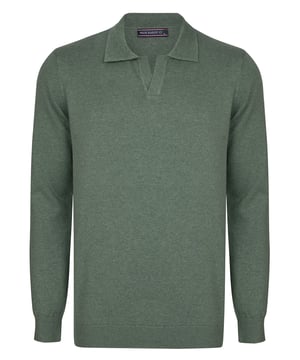 Entdecken Sie die perfekte Kombination aus Eleganz und Komfort mit Felix Hardys Herren-Polokragen Langarm Pullover. Hergestellt aus hochwertiger 100% Baumwolle, garantiert er ein natürliches und angenehmes Tragegefühl. Das knopflose Design und der klassische Polokragen bieten einen raffinierten und zeitlosen Look, der für verschiedene Anlässe geeignet ist. Dieser Pullover zeichnet sich durch ein schlichtes Modell aus, das seine Vielseitigkeit unterstreicht und ihn zur idealen Wahl für den täglichen Gebrauch macht. Er lässt sich mühelos mit Jeans, Hosen oder Chinos kombinieren und bietet Komfort und Stilvielfalt. Erhältlich in verschiedenen Farboptionen, berücksichtigt er individuelle Vorlieben und ergänzt saisonale Übergänge vom Frühling bis zu kühleren Sommer- und Herbsttagen. Für ein lässiges Styling tragen Sie ihn einfach mit Jeans und Slippern für ein entspanntes, aber schickes Erscheinungsbild, oder kleiden Sie ihn mit Hosen und Schnürschuhen für ein gepflegteres Ensemble. In kälterem Wetter können Sie ihn mit einer Jacke für zusätzliche Wärme und Stil kombinieren. Pflegehinweise umfassen Hand- oder Maschinenwäsche in kaltem Wasser, Bügeln bei niedriger Hitze und Vermeiden von Bleiche oder chemischer Reinigung. Hergestellt mit akribischer Aufmerksamkeit für Details und Verwendung hochwertiger Materialien vereint der Felix Hardy Herren-Polokragen Langarm Pullover Raffinesse mit Komfort und macht ihn zu einem vielseitigen Garderoben-Essential für alle Jahreszeiten.