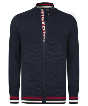 Erleben Sie moderne Eleganz und Komfort mit der Felix Hardy Herren Stehkragen-Strickjacke. Komplett aus 100% Baumwolle gefertigt, verkörpert diese Strickjacke Felix Hardys Hingabe zu hochwertigem Handwerk und zeitgemäßem Design. Mit einem markanten Honigwabenstrickmuster versehen, bietet sie eine leichte Textur und atmungsaktiven Stoff, der ganztägigen Komfort gewährleistet. Ideal für lässige Ausflüge und professionelle Umgebungen lässt sie sich mühelos mit Jeans oder Chino-Hosen für einen gepflegten Look kombinieren. Erhältlich in verschiedenen Farben, die Ihrem Stil entsprechen, ist diese Strickjacke maschinenwaschbar für einfache Pflege und behält Form und Farbe Waschgang für Waschgang bei.
