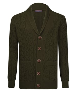 Dieser Herren-Cardigan von Felix Hardy vereint modernen Stil mit Komfort. Hergestellt aus einer Baumwollmischung, bietet er ein weiches und leichtes Gefühl, wodurch er für alle Jahreszeiten geeignet ist und natürliche Atmungsaktivität und Komfort bietet.  Mit einem klassischen und zeitlosen Design ausgestattet, verfügt der Cardigan über eine durchgehende Knopfleiste für einfaches Anziehen sowie über gerippte Bündchen und einen gerippten Saum, die dabei helfen, die Form zu bewahren. Sorgfältig verarbeitet, ist dieser Cardigan eine ideale Wahl sowohl für legere als auch für smart-casual Outfits.  In verschiedenen Farben erhältlich, lässt er sich mühelos mit unterschiedlichen Hosen und Hemden kombinieren. Ob getragen mit einem T-Shirt für einen entspannten Look oder einem Hemd für formellere Anlässe, dieser vielseitige Cardigan erfüllt alle Ihre Stilbedürfnisse.  Um die Qualität dieses Cardigans zu erhalten, wird empfohlen, ihn bei 30 Grad Celsius in der Maschine zu waschen und bei niedriger Temperatur zu bügeln. Trocknen im Wäschetrockner und Bleichen vermeiden.  Der Herren-Cardigan von Felix Hardy ist ein stilvolles und funktionales Stück, das einen Platz in Ihrer Garderobe verdient und eine Kombination aus hochwertigen Materialien und durchdachtem Design bietet.