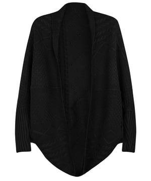 Dieser Damen-Cardigan mit Fledermausärmeln von Felix Hardy vereint mühelos Stil und Komfort. Aus einer Wollmischung gefertigt, bietet der Cardigan Wärme und ein leichtes Gefühl. Das Fledermausärmel-Design verleiht ihm einen modernen Touch und sorgt für eine entspannte Passform, die den ganzen Tag über Bewegungsfreiheit bietet. Die klaren Linien und sorgfältig verarbeiteten Bündchen und der Saum tragen zu einem gepflegten und stilvollen Erscheinungsbild bei.  In verschiedenen Farben erhältlich, lässt sich dieser vielseitige Cardigan leicht mit unterschiedlichen Kleidungsstücken kombinieren, von lässigen Jeans und Leggings bis hin zu formelleren Kleidern. Er ist perfekt für eine Vielzahl von Anlässen und ermöglicht es Ihnen, Ihren Stil mühelos auszudrücken.  Um die Qualität dieses Cardigans zu erhalten, wird empfohlen, ihn von Hand zu waschen oder im Schonwaschgang mit warmem Wasser zu waschen. Bei niedriger Temperatur bügeln, den Wäschetrockner vermeiden und Bleichen meiden.  Der Damen-Cardigan mit Fledermausärmeln von Felix Hardy ist ein unverzichtbares Stück, das eine perfekte Mischung aus Komfort und zeitgemäßem Design bietet und ideal für jede Garderobe ist.