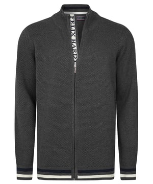 Erleben Sie moderne Eleganz und Komfort mit der Felix Hardy Herren Stehkragen-Strickjacke. Komplett aus 100% Baumwolle gefertigt, verkörpert diese Strickjacke Felix Hardys Hingabe zu hochwertigem Handwerk und zeitgemäßem Design. Mit einem markanten Honigwabenstrickmuster versehen, bietet sie eine leichte Textur und atmungsaktiven Stoff, der ganztägigen Komfort gewährleistet. Ideal für lässige Ausflüge und professionelle Umgebungen lässt sie sich mühelos mit Jeans oder Chino-Hosen für einen gepflegten Look kombinieren. Erhältlich in verschiedenen Farben, die Ihrem Stil entsprechen, ist diese Strickjacke maschinenwaschbar für einfache Pflege und behält Form und Farbe Waschgang für Waschgang bei.