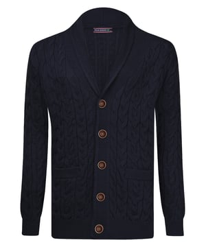 Dieser Herren-Cardigan von Felix Hardy vereint modernen Stil mit Komfort. Hergestellt aus einer Baumwollmischung, bietet er ein weiches und leichtes Gefühl, wodurch er für alle Jahreszeiten geeignet ist und natürliche Atmungsaktivität und Komfort bietet.  Mit einem klassischen und zeitlosen Design ausgestattet, verfügt der Cardigan über eine durchgehende Knopfleiste für einfaches Anziehen sowie über gerippte Bündchen und einen gerippten Saum, die dabei helfen, die Form zu bewahren. Sorgfältig verarbeitet, ist dieser Cardigan eine ideale Wahl sowohl für legere als auch für smart-casual Outfits.  In verschiedenen Farben erhältlich, lässt er sich mühelos mit unterschiedlichen Hosen und Hemden kombinieren. Ob getragen mit einem T-Shirt für einen entspannten Look oder einem Hemd für formellere Anlässe, dieser vielseitige Cardigan erfüllt alle Ihre Stilbedürfnisse.  Um die Qualität dieses Cardigans zu erhalten, wird empfohlen, ihn bei 30 Grad Celsius in der Maschine zu waschen und bei niedriger Temperatur zu bügeln. Trocknen im Wäschetrockner und Bleichen vermeiden.  Der Herren-Cardigan von Felix Hardy ist ein stilvolles und funktionales Stück, das einen Platz in Ihrer Garderobe verdient und eine Kombination aus hochwertigen Materialien und durchdachtem Design bietet.