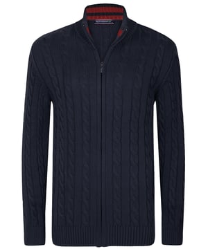 Der Herren-Stehkragenpullover mit Zopfmuster von Felix Hardy vereint Stil und Komfort mühelos. Das Zopfmuster verleiht einen klassischen Touch und spiegelt Felix Hardys Engagement für hochwertige Handwerkskunst und zeitgenössisches Design wider. Ideal für den täglichen Gebrauch, bietet dieser Pullover sowohl Wärme als auch Atmungsaktivität und eignet sich hervorragend für Lagenlooks bei kühlerem Wetter oder in Übergangszeiten. Der Stehkragen verstärkt das anspruchsvolle Erscheinungsbild und ist perfekt für verschiedene Anlässe, von legeren Ausflügen bis hin zu gehobeneren Veranstaltungen. Kombinieren Sie ihn mit Jeans oder Chinos für ein smart-casual Ensemble oder tragen Sie ihn über einem Hemd für zusätzliche Wärme und Stil. Erhältlich in verschiedenen Farben, um unterschiedliche Vorlieben zu erfüllen, und pflegeleicht durch maschinenwaschbare Eigenschaften.