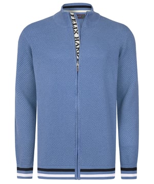 Erleben Sie moderne Eleganz und Komfort mit der Felix Hardy Herren Stehkragen-Strickjacke. Komplett aus 100% Baumwolle gefertigt, verkörpert diese Strickjacke Felix Hardys Hingabe zu hochwertigem Handwerk und zeitgemäßem Design. Mit einem markanten Honigwabenstrickmuster versehen, bietet sie eine leichte Textur und atmungsaktiven Stoff, der ganztägigen Komfort gewährleistet. Ideal für lässige Ausflüge und professionelle Umgebungen lässt sie sich mühelos mit Jeans oder Chino-Hosen für einen gepflegten Look kombinieren. Erhältlich in verschiedenen Farben, die Ihrem Stil entsprechen, ist diese Strickjacke maschinenwaschbar für einfache Pflege und behält Form und Farbe Waschgang für Waschgang bei.