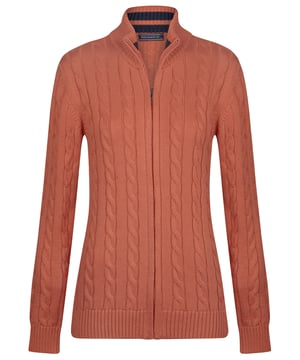 Dieses elegante und stilvolle Design vereint maximalen Komfort und Qualität. Seine weiche Textur und robuste Konstruktion sorgen an kalten Wintertagen für Wärme und machen es zu einem unverzichtbaren Bestandteil Ihrer Garderobe. Die Strickjacke verfügt über einen schicken V-Ausschnitt und ein modernes, dickes Zopfmuster, das ihre feminine Erscheinung unterstreicht. Mit langen Ärmeln für zusätzlichen Schutz und Komfort ist sie vielseitig für den Alltag geeignet und lässt sich mühelos mit Jeans, Röcken oder Hosen kombinieren. Für einen lässig-schicken Look kombinieren Sie die Strickjacke mit Skinny-Jeans und Stiefeln. Für abendliche Eleganz wählen Sie einen Bleistiftrock und Absätze. Während des Winters accessorieren Sie mit einem lockeren Schal für zusätzliche Wärme und Stil. Die Pflege ist einfach, Handwäsche wird empfohlen oder Maschinenwäsche in kaltem Wasser. Bei Bedarf auf niedriger Hitze bügeln und auf Bleichmittel und chemische Reinigung verzichten. Felix Hardys Aufmerksamkeit für hochwertige Materialien und Verarbeitung sorgt dafür, dass diese Strickjacke in dieser Wintersaison heraussticht, indem sie Eleganz und Praktikabilität bietet. Sie wird sicher zu einem festen Bestandteil Ihrer Garderobe und hält Sie die ganze Saison über stilvoll warm.