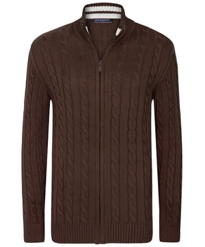 Der Herren-Stehkragenpullover mit Zopfmuster von Felix Hardy vereint Stil und Komfort mühelos. Das Zopfmuster verleiht einen klassischen Touch und spiegelt Felix Hardys Engagement für hochwertige Handwerkskunst und zeitgenössisches Design wider. Ideal für den täglichen Gebrauch, bietet dieser Pullover sowohl Wärme als auch Atmungsaktivität und eignet sich hervorragend für Lagenlooks bei kühlerem Wetter oder in Übergangszeiten. Der Stehkragen verstärkt das anspruchsvolle Erscheinungsbild und ist perfekt für verschiedene Anlässe, von legeren Ausflügen bis hin zu gehobeneren Veranstaltungen. Kombinieren Sie ihn mit Jeans oder Chinos für ein smart-casual Ensemble oder tragen Sie ihn über einem Hemd für zusätzliche Wärme und Stil. Erhältlich in verschiedenen Farben, um unterschiedliche Vorlieben zu erfüllen, und pflegeleicht durch maschinenwaschbare Eigenschaften.
