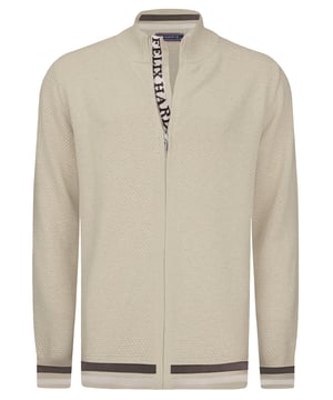Erleben Sie moderne Eleganz und Komfort mit der Felix Hardy Herren Stehkragen-Strickjacke. Komplett aus 100% Baumwolle gefertigt, verkörpert diese Strickjacke Felix Hardys Hingabe zu hochwertigem Handwerk und zeitgemäßem Design. Mit einem markanten Honigwabenstrickmuster versehen, bietet sie eine leichte Textur und atmungsaktiven Stoff, der ganztägigen Komfort gewährleistet. Ideal für lässige Ausflüge und professionelle Umgebungen lässt sie sich mühelos mit Jeans oder Chino-Hosen für einen gepflegten Look kombinieren. Erhältlich in verschiedenen Farben, die Ihrem Stil entsprechen, ist diese Strickjacke maschinenwaschbar für einfache Pflege und behält Form und Farbe Waschgang für Waschgang bei.
