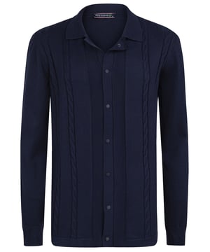 Das Felix Hardy Herren Langarm-Strickhemd zeichnet sich durch sein elegantes Design und überlegenen Komfort aus.Hergestellt aus einer hochwertigen Mischung aus Baumwolle, bietet dieses Hemd sowohl Stil als auch Funktionalität.Die gestrickte Textur sorgt für ein weiches Gefühl und Wärme, was es ideal für kühlere Wetterbedingungen macht.Dieses Langarm-Strickhemd ist eine perfekte Mischung aus modernem und klassischem Stil, mit einer Knopf-Front und einem Kragen-Design, das mit einer Vielzahl von Outfits kombiniert werden kann.Ergibt sich sowohl für formelle als auch lässige Anlässe, passt es besonders gut zu Hosen und Blazern für einen gepflegten Look.Für eine lange Lebensdauer wird empfohlen, das Hemd bei 30 Grad Celsius zu waschen und bei niedriger Temperatur zu bügeln.Vermeiden Sie die Verwendung eines Trockners und von Bleiche.Das Jimmy Sanders Herren Langarm-Strickhemd ist ein unverzichtbares Kleidungsstück, das Stil und Komfort mühelos kombiniert.