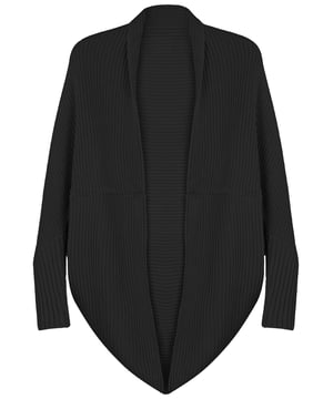 Dieser Damen-Cardigan mit Fledermausärmeln von Felix Hardy vereint mühelos Stil und Komfort. Aus einer Wollmischung gefertigt, bietet der Cardigan Wärme und ein leichtes Gefühl. Das Fledermausärmel-Design verleiht ihm einen modernen Touch und sorgt für eine entspannte Passform, die den ganzen Tag über Bewegungsfreiheit bietet. Die klaren Linien und sorgfältig verarbeiteten Bündchen und der Saum tragen zu einem gepflegten und stilvollen Erscheinungsbild bei.  In verschiedenen Farben erhältlich, lässt sich dieser vielseitige Cardigan leicht mit unterschiedlichen Kleidungsstücken kombinieren, von lässigen Jeans und Leggings bis hin zu formelleren Kleidern. Er ist perfekt für eine Vielzahl von Anlässen und ermöglicht es Ihnen, Ihren Stil mühelos auszudrücken.  Um die Qualität dieses Cardigans zu erhalten, wird empfohlen, ihn von Hand zu waschen oder im Schonwaschgang mit warmem Wasser zu waschen. Bei niedriger Temperatur bügeln, den Wäschetrockner vermeiden und Bleichen meiden.  Der Damen-Cardigan mit Fledermausärmeln von Felix Hardy ist ein unverzichtbares Stück, das eine perfekte Mischung aus Komfort und zeitgemäßem Design bietet und ideal für jede Garderobe ist.