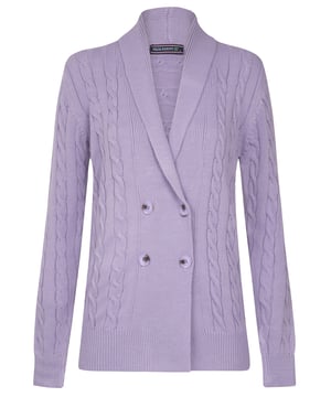 Dieser Knopfpullover für Damen, entworfen von Felix Hardy, bietet einen eleganten und modernen Stil. Gefertigt aus einer Mischung von Wolle, bietet der Pullover sowohl Komfort als auch Wärme. Das Frontknopf-Design verleiht ihm eine klassische und zeitlose Note, die es einfach macht, ihn zu tragen und mit verschiedenen Outfits zu kombinieren. Die sorgfältig gestalteten Bündchen und der Saum schaffen ein schlankes und elegantes Erscheinungsbild, das das Gesamtbild aufwertet.  In verschiedenen Farben erhältlich, lässt sich dieser Pullover leicht mit anderen Kleidungsstücken kombinieren, sei es mit Jeans, Röcken oder klassischen Hosen. Er ist eine vielseitige Wahl, die sowohl für legere als auch für Büro-Outfits geeignet ist.  Um den Pullover in bestem Zustand zu halten, wird empfohlen, ihn per Handwäsche oder in einem Wäschesack mit warmem Wasser zu waschen und bei niedriger Temperatur zu bügeln. Trocknen im Wäschetrockner und Bleichen vermeiden.  Der Knopfpullover für Damen von Felix Hardy ist ein Muss in jeder Damen-Garderobe und bietet eine Mischung aus stilvollem Design, hochwertigen Materialien und funktionalen Details, was ihn zur idealen Wahl für alle macht, die sowohl Komfort als auch Eleganz suchen.