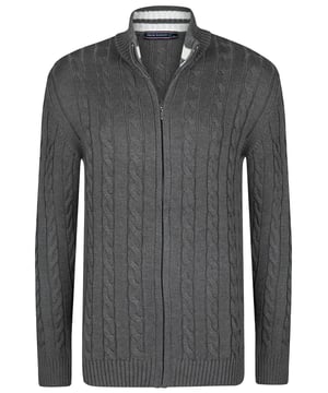 Der Herren-Stehkragenpullover mit Zopfmuster von Felix Hardy vereint Stil und Komfort mühelos. Das Zopfmuster verleiht einen klassischen Touch und spiegelt Felix Hardys Engagement für hochwertige Handwerkskunst und zeitgenössisches Design wider. Ideal für den täglichen Gebrauch, bietet dieser Pullover sowohl Wärme als auch Atmungsaktivität und eignet sich hervorragend für Lagenlooks bei kühlerem Wetter oder in Übergangszeiten. Der Stehkragen verstärkt das anspruchsvolle Erscheinungsbild und ist perfekt für verschiedene Anlässe, von legeren Ausflügen bis hin zu gehobeneren Veranstaltungen. Kombinieren Sie ihn mit Jeans oder Chinos für ein smart-casual Ensemble oder tragen Sie ihn über einem Hemd für zusätzliche Wärme und Stil. Erhältlich in verschiedenen Farben, um unterschiedliche Vorlieben zu erfüllen, und pflegeleicht durch maschinenwaschbare Eigenschaften.