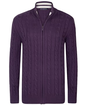 Der Herren-Stehkragenpullover mit Zopfmuster von Felix Hardy vereint Stil und Komfort mühelos. Das Zopfmuster verleiht einen klassischen Touch und spiegelt Felix Hardys Engagement für hochwertige Handwerkskunst und zeitgenössisches Design wider. Ideal für den täglichen Gebrauch, bietet dieser Pullover sowohl Wärme als auch Atmungsaktivität und eignet sich hervorragend für Lagenlooks bei kühlerem Wetter oder in Übergangszeiten. Der Stehkragen verstärkt das anspruchsvolle Erscheinungsbild und ist perfekt für verschiedene Anlässe, von legeren Ausflügen bis hin zu gehobeneren Veranstaltungen. Kombinieren Sie ihn mit Jeans oder Chinos für ein smart-casual Ensemble oder tragen Sie ihn über einem Hemd für zusätzliche Wärme und Stil. Erhältlich in verschiedenen Farben, um unterschiedliche Vorlieben zu erfüllen, und pflegeleicht durch maschinenwaschbare Eigenschaften.