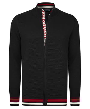Erleben Sie moderne Eleganz und Komfort mit der Felix Hardy Herren Stehkragen-Strickjacke. Komplett aus 100% Baumwolle gefertigt, verkörpert diese Strickjacke Felix Hardys Hingabe zu hochwertigem Handwerk und zeitgemäßem Design. Mit einem markanten Honigwabenstrickmuster versehen, bietet sie eine leichte Textur und atmungsaktiven Stoff, der ganztägigen Komfort gewährleistet. Ideal für lässige Ausflüge und professionelle Umgebungen lässt sie sich mühelos mit Jeans oder Chino-Hosen für einen gepflegten Look kombinieren. Erhältlich in verschiedenen Farben, die Ihrem Stil entsprechen, ist diese Strickjacke maschinenwaschbar für einfache Pflege und behält Form und Farbe Waschgang für Waschgang bei.