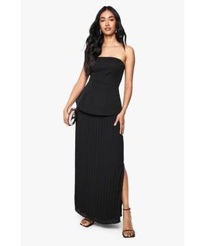 Dresses are the most-wanted wardrobe item for day-to-night dressing. From cool-tone whites to block brights, we've got the everyday skater dresses and party-ready bodycon styles that are perfect for transitioning from day to play. Minis, midis and maxis are our motto, with classic jersey always genius and printed cami dresses the season's killer cut - add skyscraper heels for a seriously statement look. Dress up or down in style with boohoo.