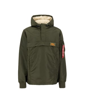 Der HPO Anorak von Alpha Industries schützt vor Wind und Regen mit robustem, wasserabweisendem Material und Kapuze. Ein Half-Zipper ermöglicht Belüftung, die seitliche Öffnung erleichtert das An- und Ausziehen. Die Regular Fit Passform bietet Bewegungsfreiheit. Eine geräumige Vordertasche bietet Stauraum, die Utility Pocket mit Remove Before Flight Tag sorgt für einen authentischen Look. Rib-Bündchen schützen vor Kälte, der Alpha Klettverschluss setzt ein Statement.