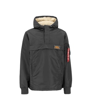 De HPO Anorak van Alpha Industries beschermt tegen wind en regen dankzij het stevige, waterafstotende materiaal en de capuchon. Een halve ritssluiting zorgt voor ventilatie, en de zijopening maakt aan- en uittrekken eenvoudig. De regular fit biedt bewegingsvrijheid. Een ruime voorzak biedt opbergruimte, terwijl de utility pocket met Remove Before Flight-tag zorgt voor een authentieke look. Geribde boorden beschermen tegen de kou en de Alpha-klittenbandsluiting maakt een krachtig statement.