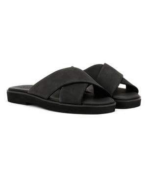 Treten Sie mit Leichtigkeit in Stil mit diesen flachen Ledersandalen mit überkreuzten Riemen. Mit weichen Premium-Lederriemen und ultrabequemen individuellen CloudBound™-Schaumstoffsohlen für ganztägige Dämpfung und Unterstützung. Abgerundet mit einer leichten EVA-Laufsohle und Sägezahndetails für zusätzlichen Halt und Stil.