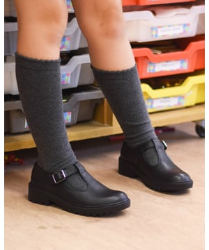 These girls' school shoes feature a leather upper, fabric lining, synthetic sole, and a buckle closure. They offer a comfortable fit with a round toe and low-top design for everyday wear