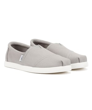 Mit einem Obermaterial aus recycelter Baumwollcanvas gefertigt, bieten diese umweltfreundlichen Sneaker-Espadrilles atmungsamen Komfort und bewussten Stil. Sie sind mit herausnehmbaren CloudBound™-Schaumstoffeinlegesohlen für ganztägige Dämpfung und Unterstützung ausgestattet. Abgerundet wird das Ganze mit einer strapazierfähigen Gummilaufsohle für zuverlässige Traktion.
