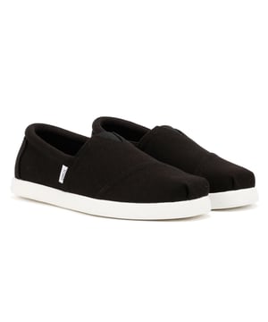 Vervaardigd met een bovenwerk van gerecycled katoenen canvas, bieden deze milieuvriendelijke sneaker-stijl espadrilles ademend comfort en bewuste stijl. Ontworpen met verwijderbare CloudBound™ schuimzolen voor de hele dag door demping en ondersteuning. Afgewerkt met een duurzame rubberen buitenzool voor betrouwbare grip.