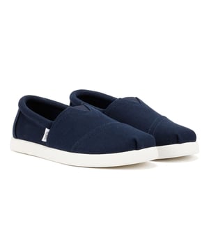 Vervaardigd met een bovenwerk van gerecycled katoenen canvas, bieden deze milieuvriendelijke sneaker-stijl espadrilles ademend comfort en bewuste stijl. Ontworpen met verwijderbare CloudBound™ schuimzolen voor de hele dag door demping en ondersteuning. Afgewerkt met een duurzame rubberen buitenzool voor betrouwbare grip.