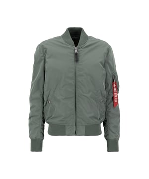 La chaqueta bomber MA-1 TT Two Tone Camo de Alpha Industries combina el estilo clásico de una bomber con un diseño moderno de camuflaje. El corte slim realza la silueta, mientras que el resistente material de nailon es ligero y resistente a la intemperie. Cuenta con bolsillos exteriores, un bolsillo interior y un bolsillo utilitario en la manga con etiqueta RBF, además de puños de canalé que protegen contra el viento. El forro interior naranja y la etiqueta con bandera en la manga refuerzan el icónico estilo Alpha. Ideal para combinar con vaqueros y sudaderas para un look moderno.