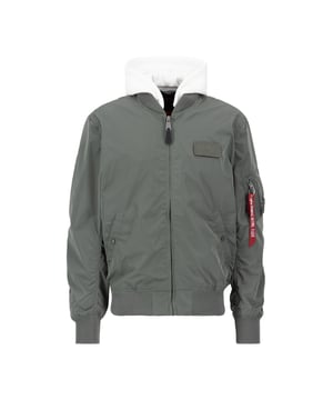 La chaqueta bomber MA-1 TT Two Tone Hood combina estilo y funcionalidad en una prenda ligera. El nailon TT proporciona comodidad, mientras que el corte slim fit ofrece una silueta moderna. La capucha desmontable de algodón y poliéster permite diferentes opciones de estilo. Dos bolsillos exteriores, dos interiores y un bolsillo utilitario con etiqueta RBF ofrecen espacio de almacenamiento. Los puños de canalé y detalles elegantes como la lengüeta de cuero y el parche de velcro con el logo de Alpha la convierten en una prenda imprescindible y versátil.