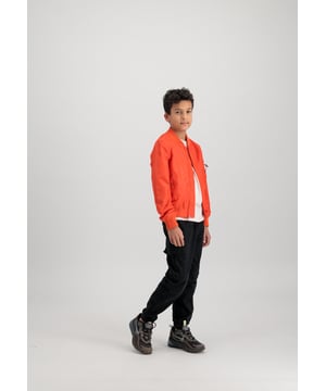 La chaqueta bomber MA-1 TT es una excelente opción para niños. Está hecha de nailon 2Tone y tiene un bolsillo en la manga. El RBF Tag es un gran complemento para esta chaqueta.