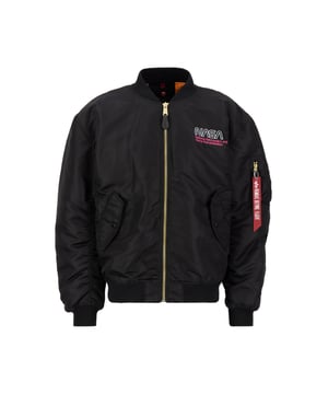 MA-1 NASA Skylab bomberjacka från ALPHA INDUSTRIES är ett stilfullt och bekvämt alternativ för män. Jackan har en avslappnad passform, lätt vaddering och sidofickor för extra funktionalitet. Med dragkedja framtill är den ett perfekt val för vardagsbruk.